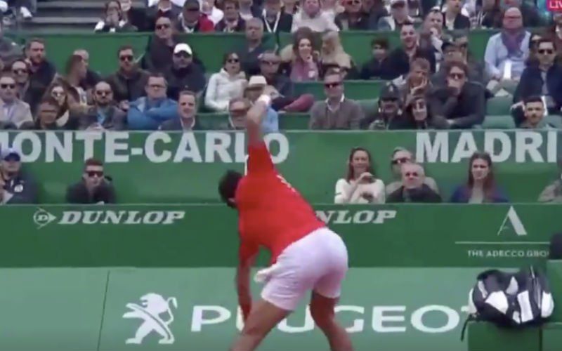 Novak Djokovic gaat volledig door het lint tijdens wedstrijd (VIDEO)