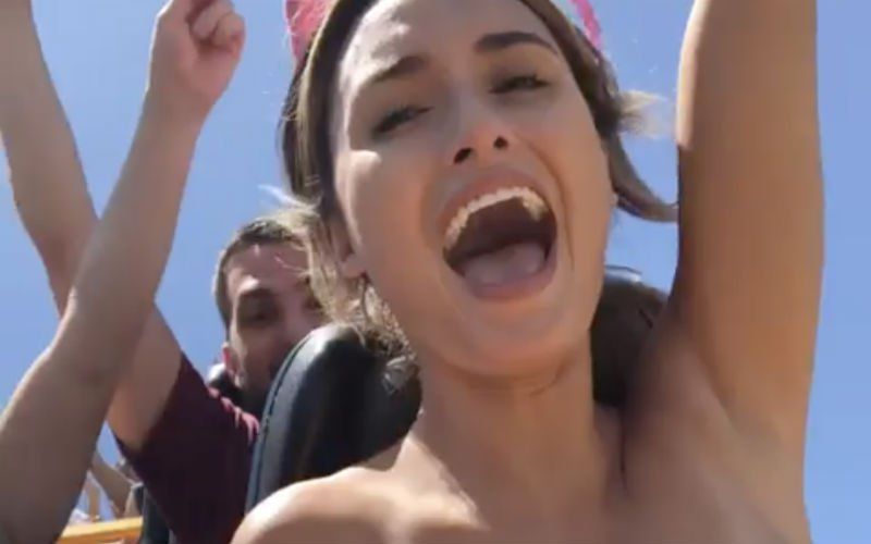 Julia gaat topless in achtbaan en krijgt zware kritiek (VIDEO)