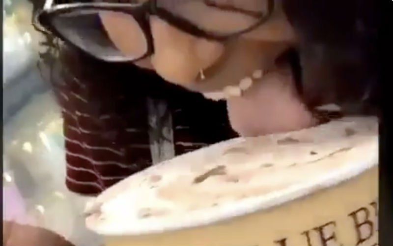 Vrouw likt aan ijsje in supermarkt en zet het dan terug in diepvriesrek: "Dit is walgelijk" (VIDEO)
