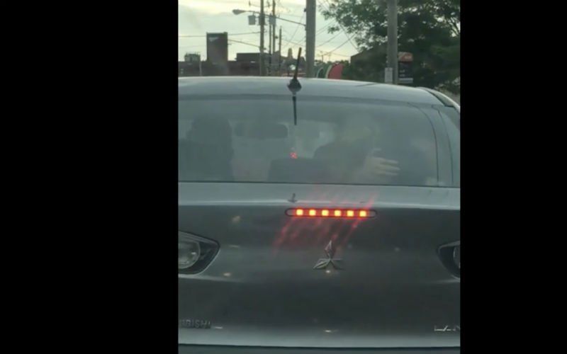 Koppel heeft seks op de achterbank, auto valt bijna uit elkaar (VIDEO)