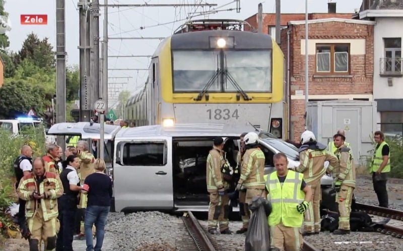 Politie doet schokkende ontdekking bij chauffeur van bestelwagen na aanrijding met trein