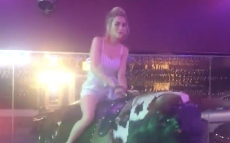 Indrukwekkend: Knappe dame weigert zich van mechanische stier te laten gooien (VIDEO)