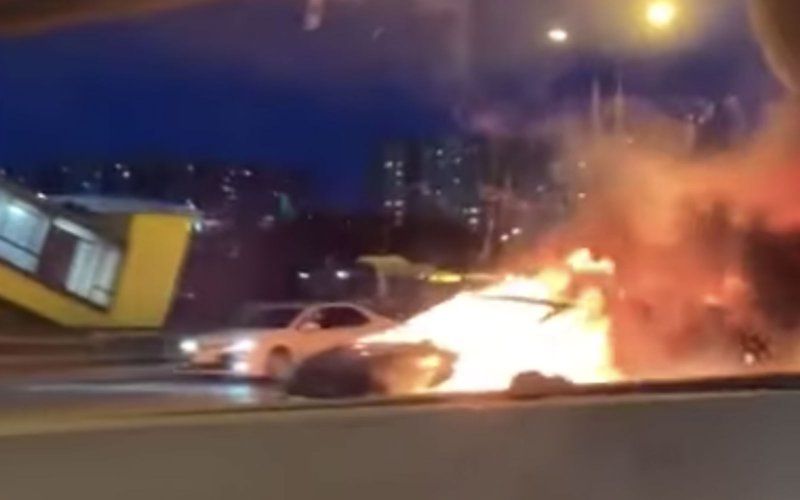 Vader en twee kinderen zwaargewond: Tesla ontploft op drukke weg
