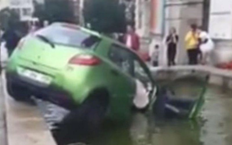 Jonge bestuurder heeft pas rijbewijs en vergist zich van pedaal in Laken: Auto belandt in fontein