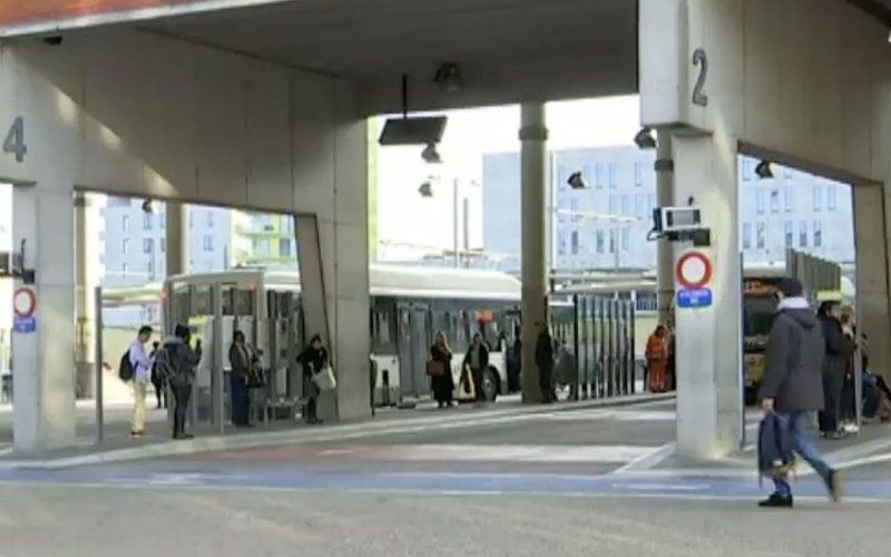 Groep jongeren ranselen man (49) af in Leuven die gewoon op de bus staat te wachten