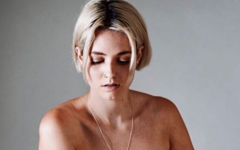 Instagram verwijdert deze foto van boze Jitske Van de Veire wegens te naakt en seksuele handelingen