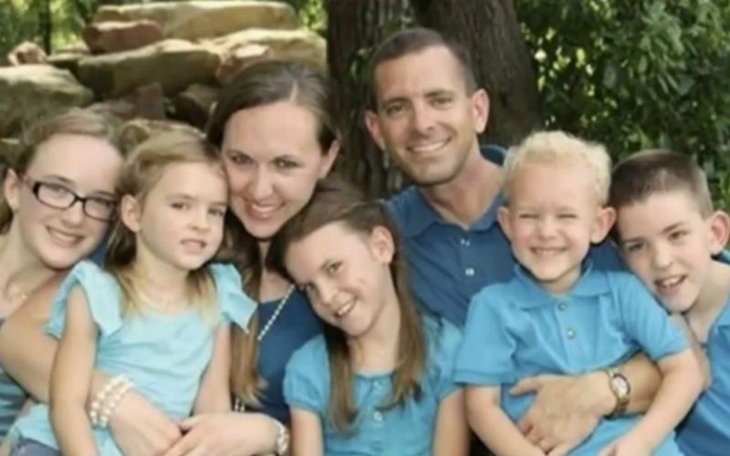 Man dwingt dit gezin met 5 kinderen op de grond te gaan liggen en schiet hen één voor één door het hoofd