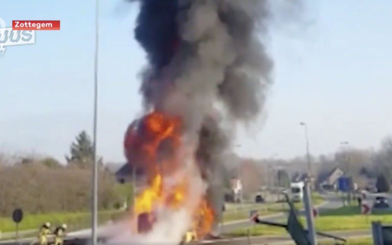 Tankwagen schiet in brand in Zottegem, chauffeur overlijdt