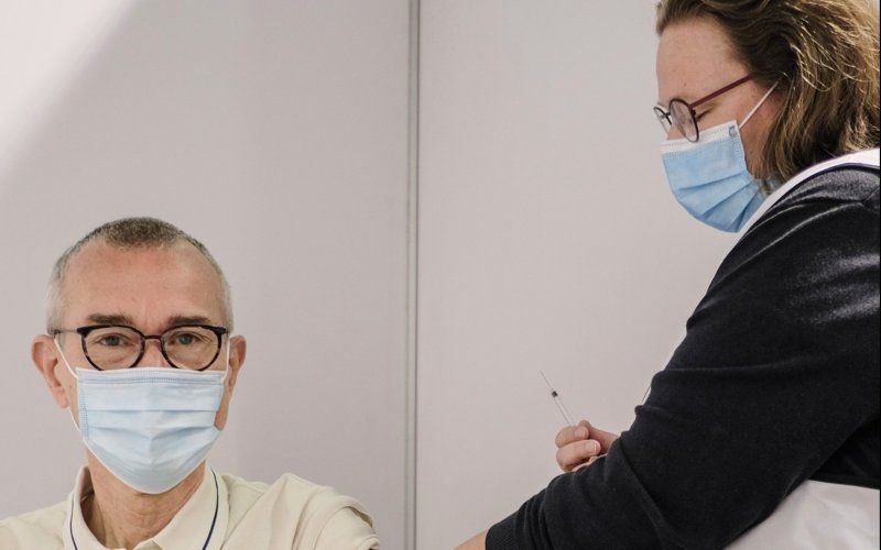 Frank Vandenbroucke krijgt eerste prik van coronavaccin: "Ik heb nog geen bijwerkingen"