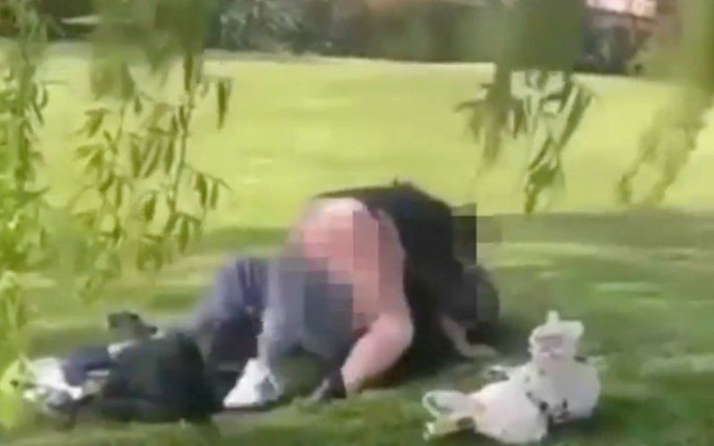 Koppel gefilmd terwijl ze seks hebben in park vol met kinderen