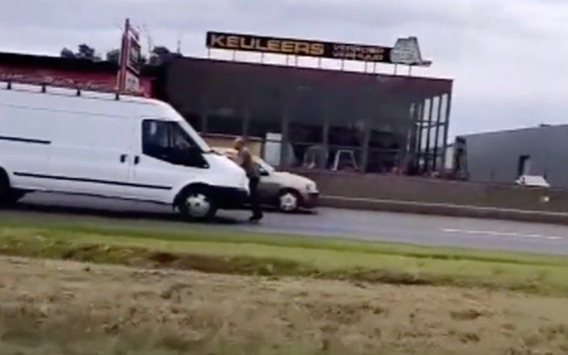 Zwaar geval van verkeersagressie op A12 in Aartselaar: man wordt meegesleurd op motorkap
