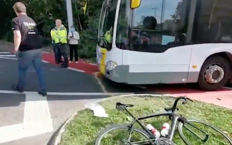Bus van de Lijn rijdt in op groep WK-wielrenners in Leuven