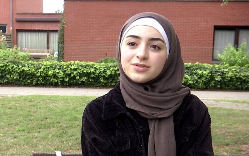 17-jarige jobstudente weggestuurd bij Albert Heijn omdat ze hoofddoek draagt: “Ik was in shock”