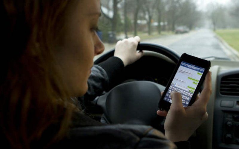 CD&V wil hogere boetes voor smartphone in auto: “Voor dit een even grote verkeerskiller wordt als alcohol”