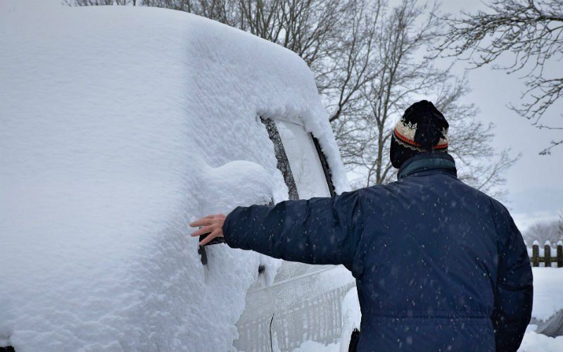 Hilarisch: Dé manier om je auto sneeuwvrij te maken