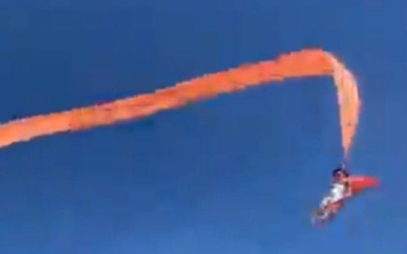 Horrorbeelden: Meisje van 3 wordt meters in de lucht gekatapulteerd door enorme vlieger