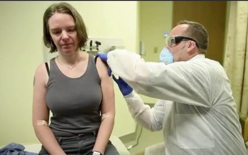 Vrijwilliger (43) ondergaat eerste proef met vaccin tegen coronavirus: “Ik voel me geweldig”