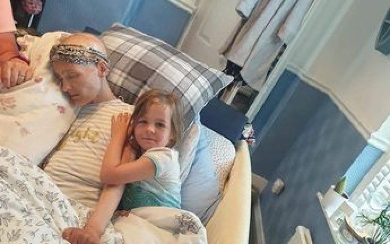 Alleenstaande mama van 6 kinderen (37) verliest strijd tegen kanker: Een jaar eerder werd ze nog genezen verklaard