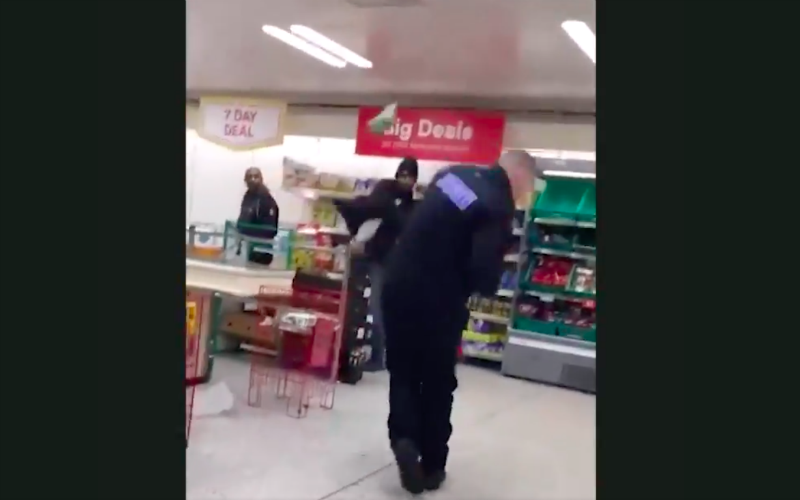 Bewakingsagent belandt in voedselgevecht met klant: de boodschappen vliegen rond de oren