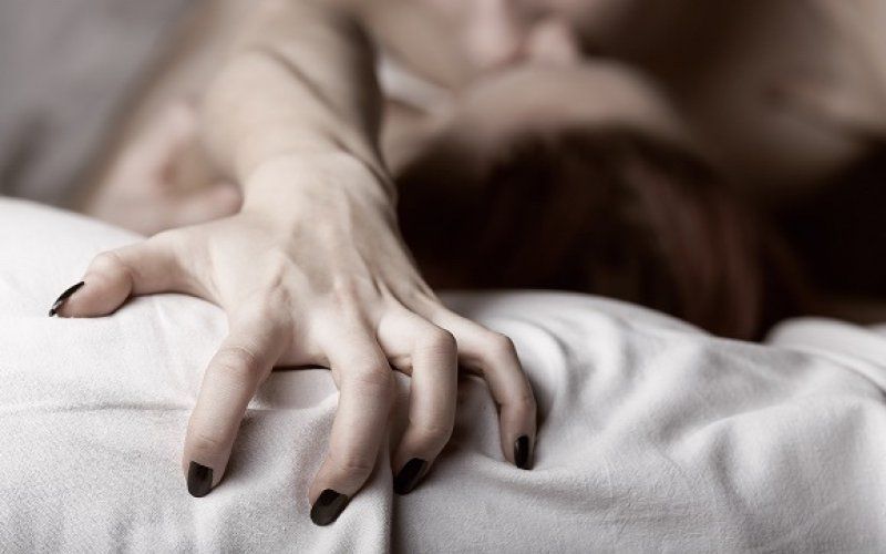 Medische aandoening bezorgt vrouw 11 orgasmes per dag: “Het gebeurt overal en altijd”
