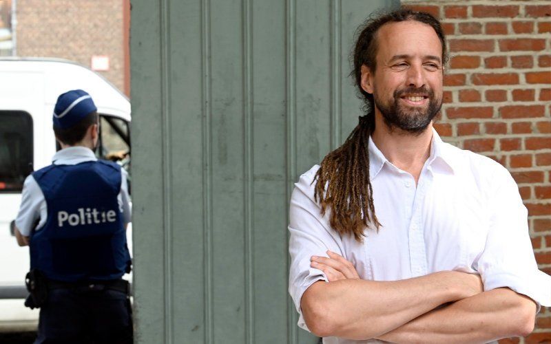 Sympathisanten Willem Engel vernielen café na nieuws over Marc Van Ranst
