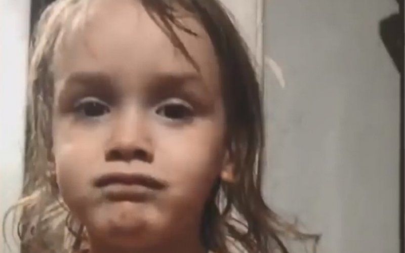 3-jarig meisje vecht voor haar leven nadat dronken grootmoeder haar uit brandend huis vergeet te halen