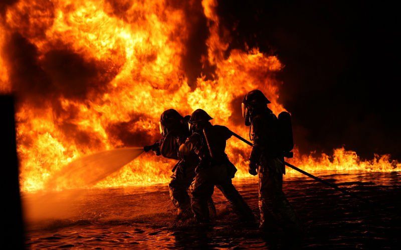 Brandweerman rukt uit en ziet zijn twee kinderen en drie kleinkinderen sterven