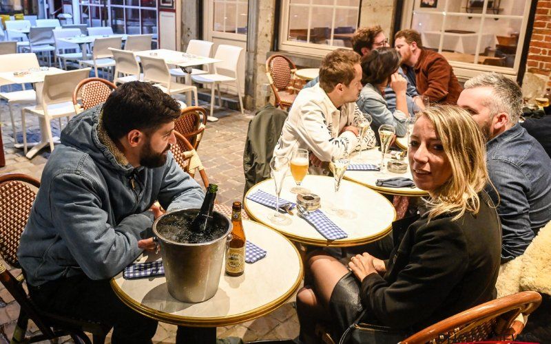 Nederlanders dreigen massaal in ons land op café te gaan: "Neem jullie verantwoordelijkheid"