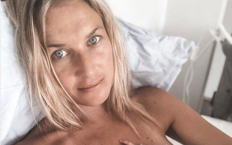 Vriendin van Karl Vannieuwkerke post prachtige naaktfoto en toont openlijk hoe ze borstvoeding geeft