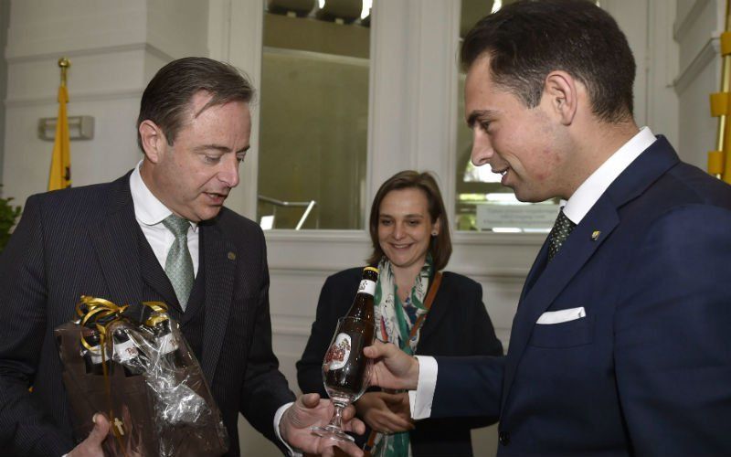 Leuke humor tussen Bart De Wever en Tom Van Grieken bij ontmoeting