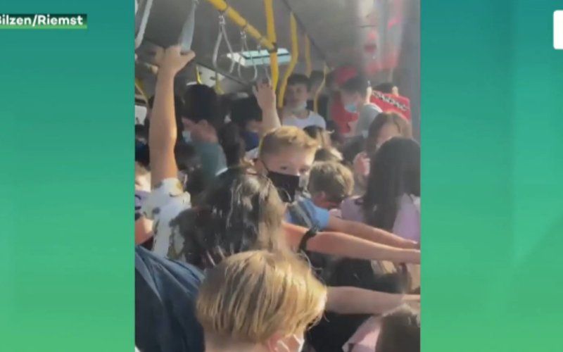 In volle coronacrisis staan kinderen gepakt op elkaar in de bus: "Heel veel mensen vielen op elkaar"