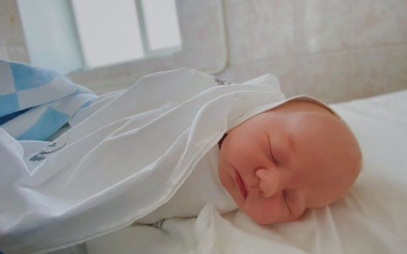 Horror: Dokter gooit pasgeboren baby uit het raam