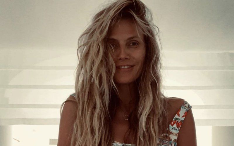 Heidi Klum laat haar te kleine broek zakken voor al haar volgers op Instagram