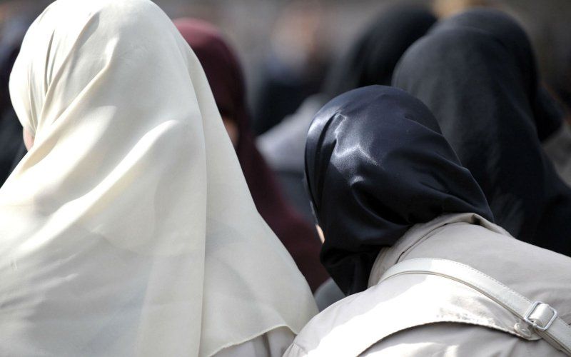 Leerling stapt naar rechter tegen hoofddoekenverbod in GO!-school: "Moslima zijn is een deel van haar identiteit"