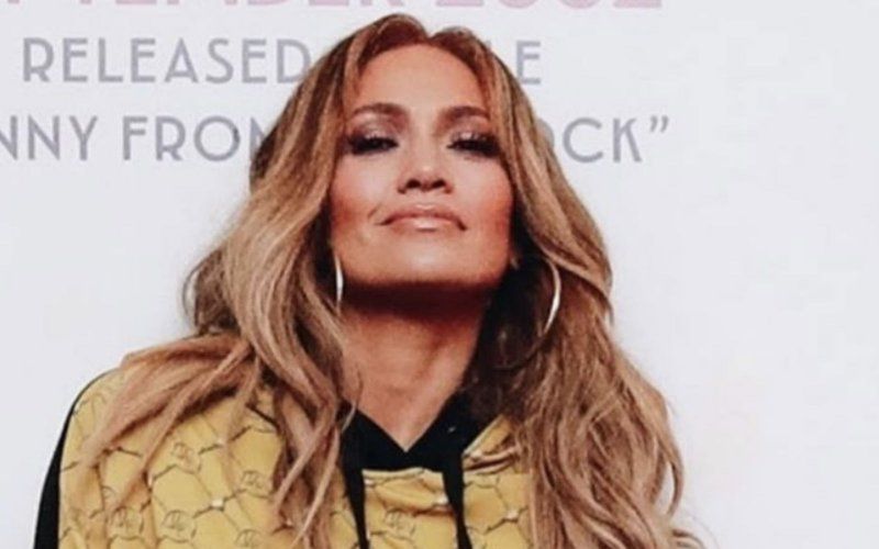 Jennifer Lopez geniet in uiterst sexy outfit
