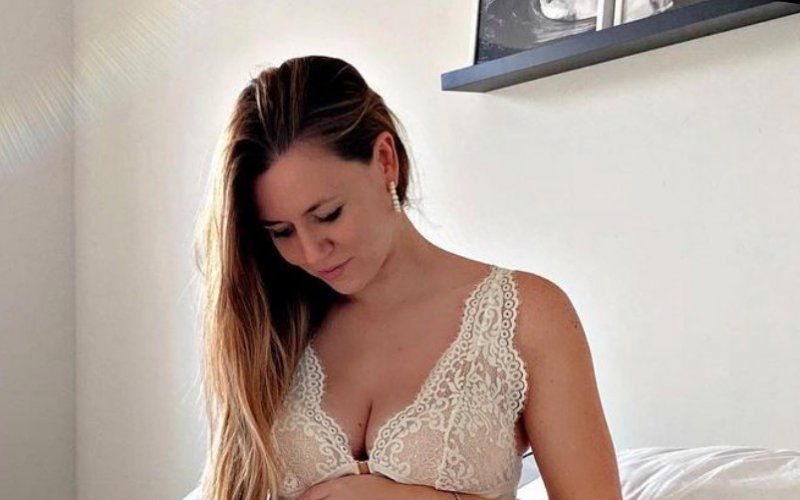 Schaars geklede Jolien uit Temptation Island toont prachtige zwangere buik