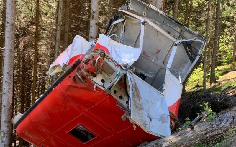 Dertien doden en twee kinderen in kritieke toestand nadat cabine op kabelbaan naar beneden stort in Italië