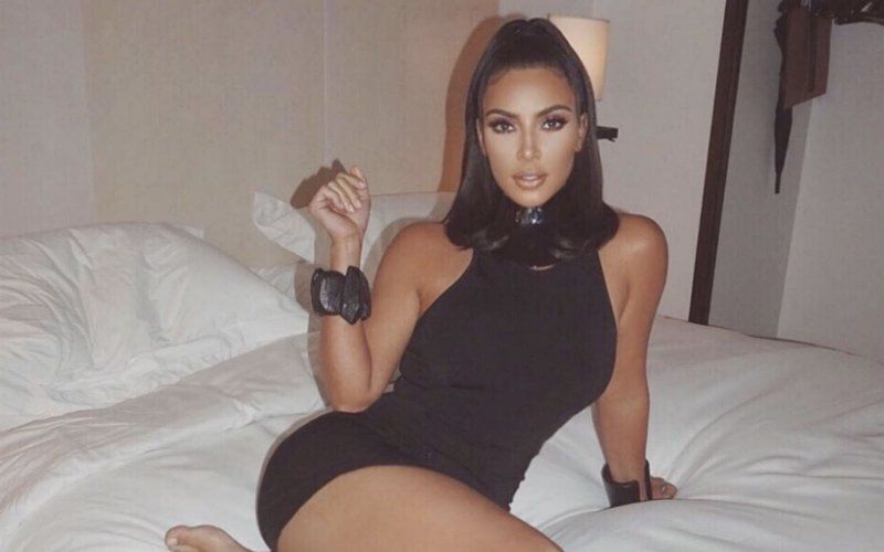 Kim Kardashian toont haar prachtig lijf in wel zeer kleine bikini