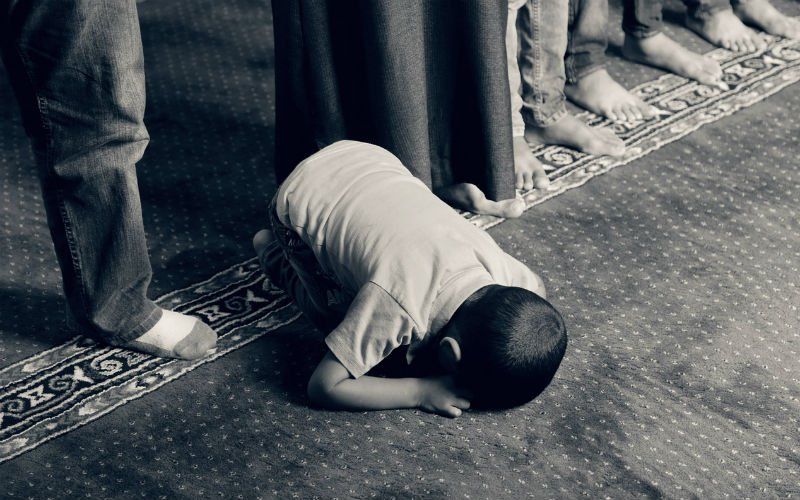 Kinderen in Nederlandse moskeescholen leren dat andersgelovigen de doodstraf verdienen: “Zweepslagen, stenigen of doden met zwaard”