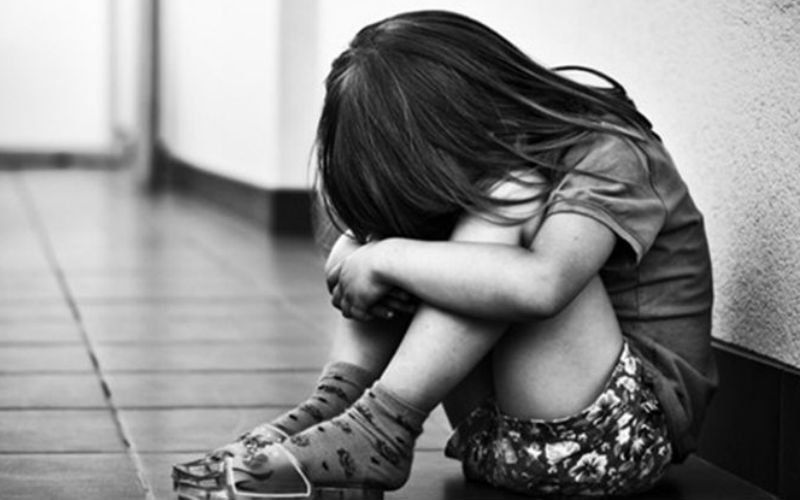 Moeder staat toe dat veroordeelde pedofiel haar dochters van 1 en 4 meermaals verkracht