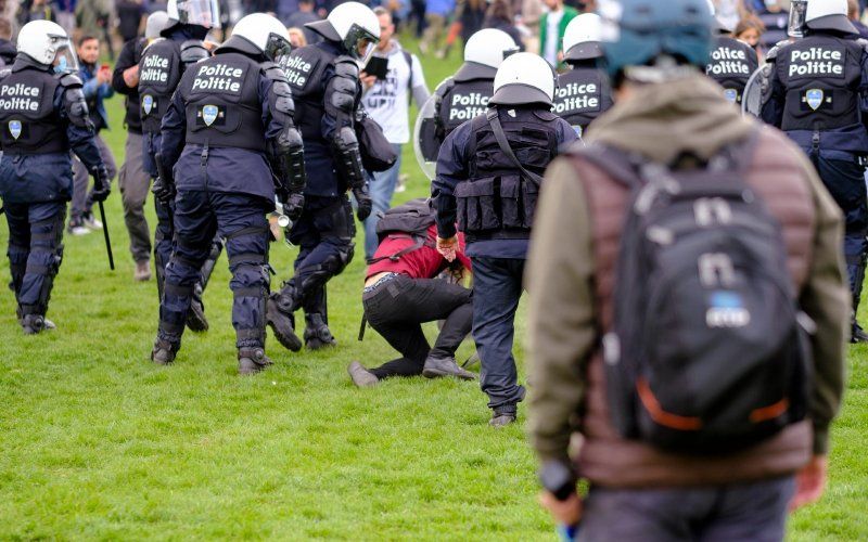 Maxime wordt keihard aangepakt door politie tijdens 'La Boum 2': "Ik ben geslagen en pepperspray in mijn ogen"