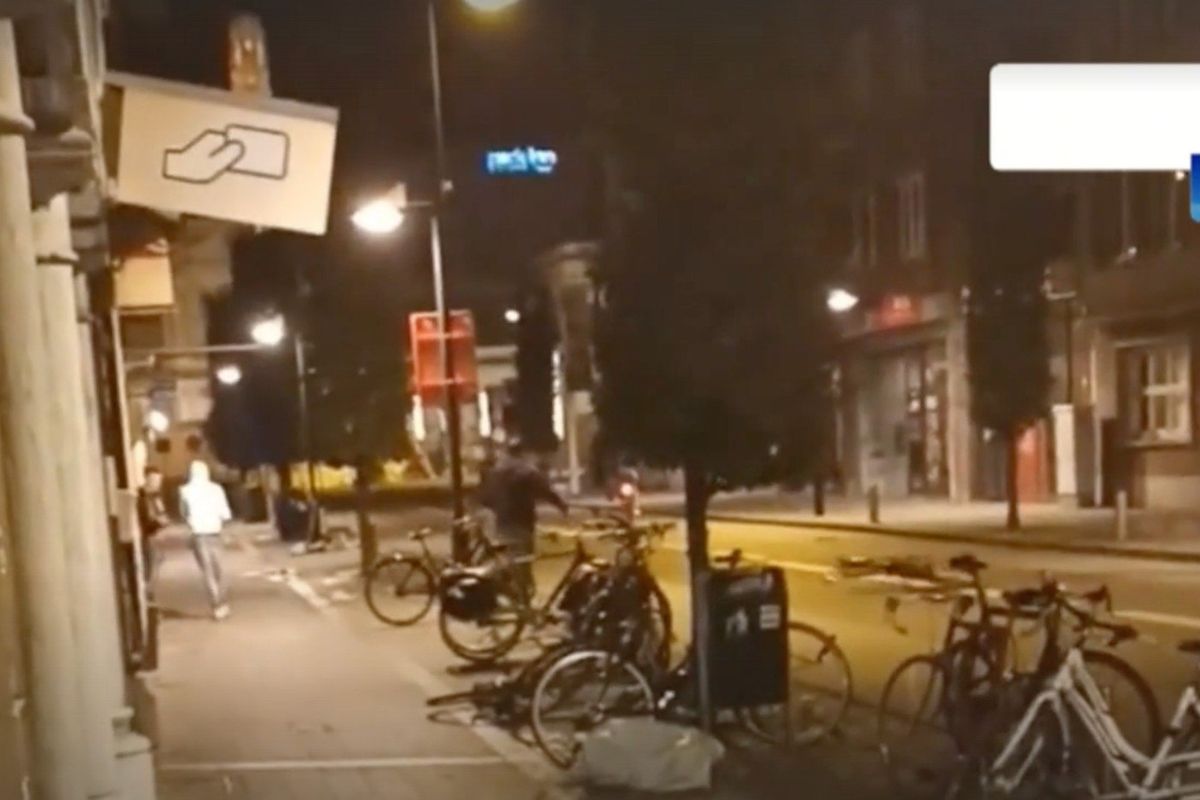 Vandalen gooien met fietsen in Leuven, doodsbenauwde vrouw verschuilt zich