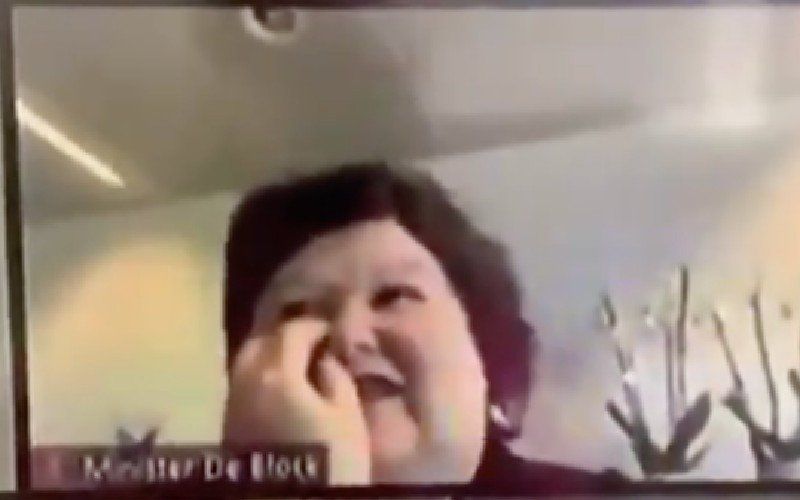 Maggie De Block peutert tijdens videovergadering stevig in haar neus