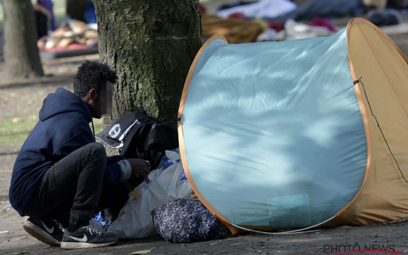 Brussels opvangcentrum sluit de deuren: honderden migranten staan op straat