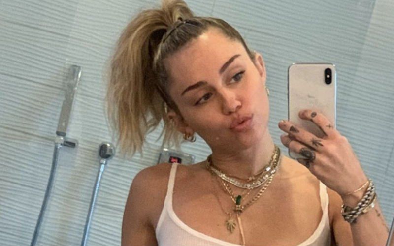 Miley Cyrus laat borsten zien in doorschijnend topje