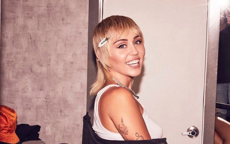 Extreem pikant: Miley Cyrus pronkt met haar sexy kont