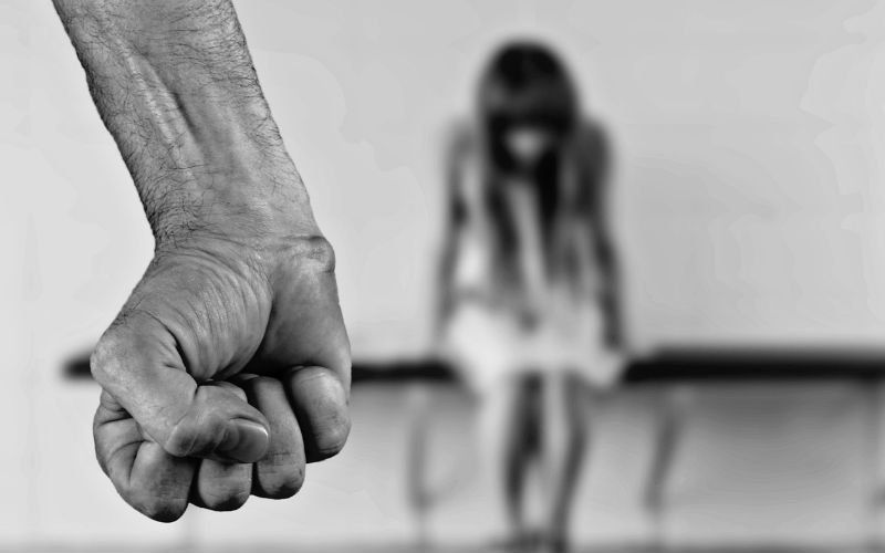 Man verkracht jarenlang zijn minderjarige stiefdochter