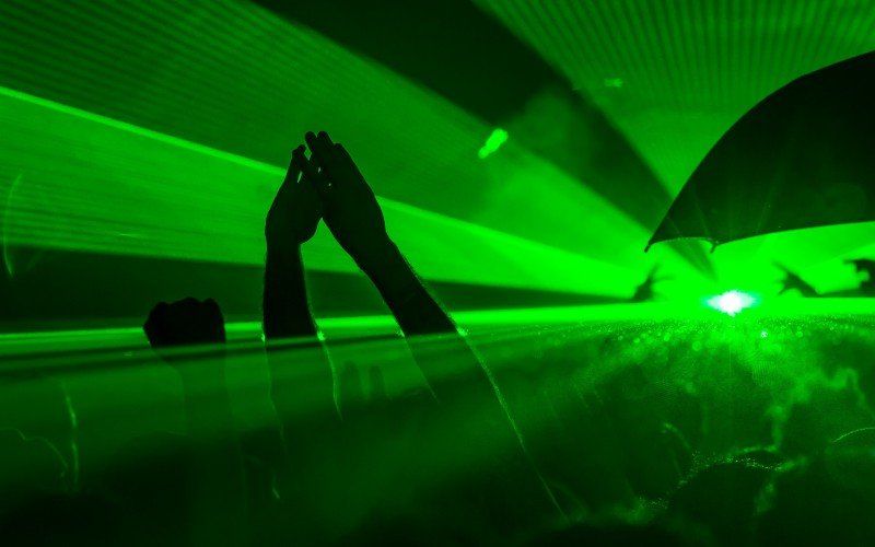 Superverspreider zorgt voor besmettingen in nachtclub, 300 mensen in quarantaine