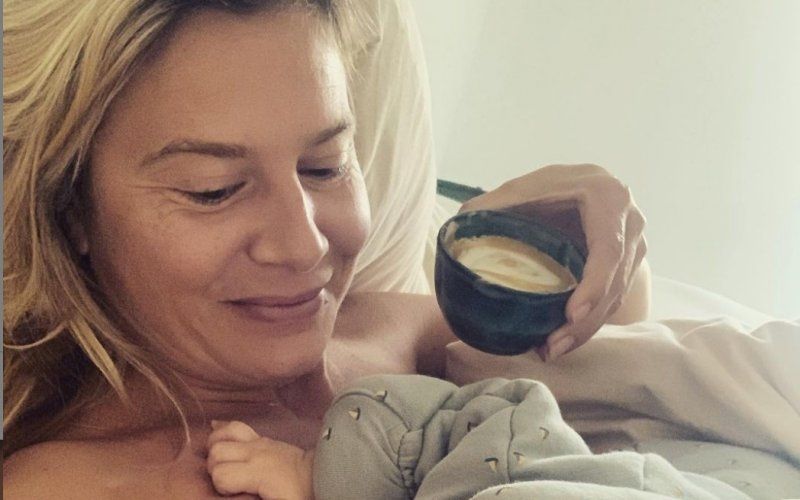 Nathalie Meskens geeft borstvoeding in bed en laat iedereen meekijken
