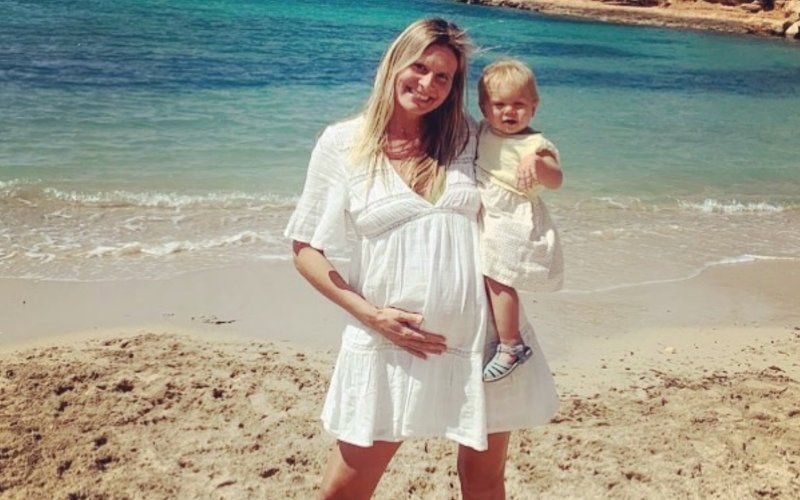 Hoogzwangere Nathalie Meskens toont haar bolle buik met maar weinig kleren aan
